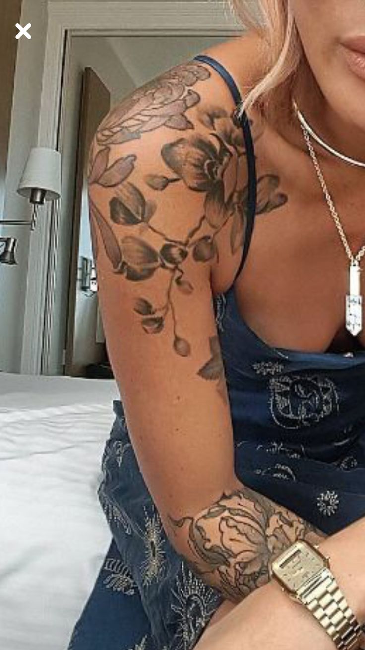 98 Great Feminine Shoulder Tattoo Pictures