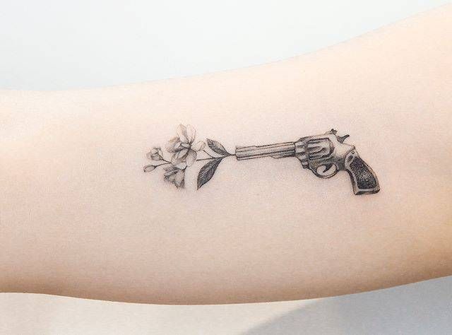 65 Elegant Gun Tattoo Pics